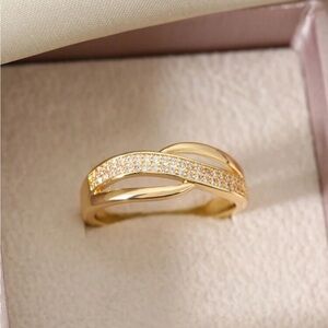 ✨Beautiful half infinity 18k gold ring ✨